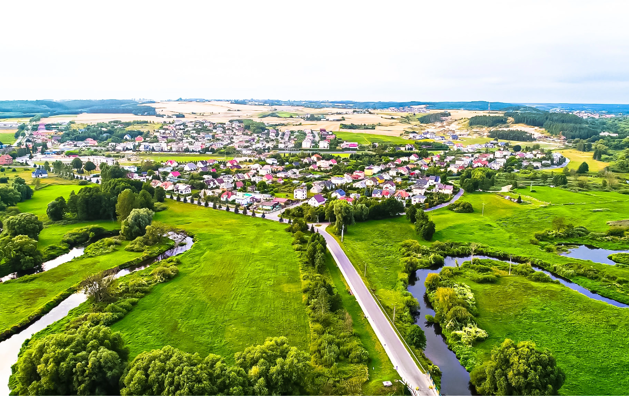 Widok z&nbsp;g&oacute;ry na&nbsp;zabudowania miasta Kurzęcin